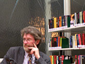 Der Autor Taavi Soininvaara bei einer Lesung in Stadtbibliothek von Mülheim an der Ruhr (rechts mit im Bild Klaus Peter Böttger - Stadtbibliothek)