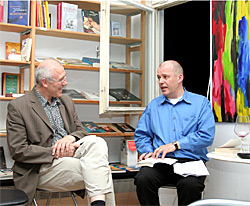 Der Autor Viktor Arnar Ingólfsson und der deutsche Vorleser Jo Jung bei der Lesung
